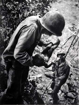 Photo de guerre emblématique d'un soldat américain tenant un bébé mort dans les montagnes de Saipan, 1944.© W. Eugene Smith/Black Star